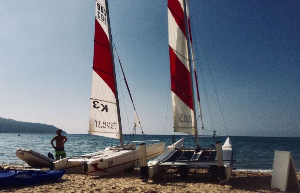 In Catamarano o in barca a vela all’Isola d’Elba nella baia di Procchio.