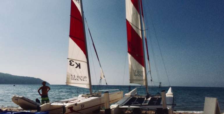 In Catamarano o in barca a vela all’Isola d’Elba nella baia di Procchio.